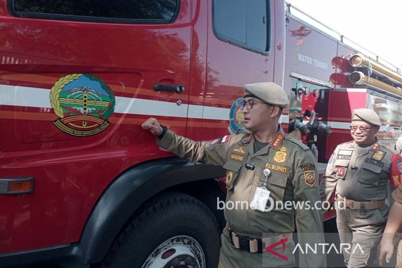Penjabat Bupati Banyumas Hanung Cahyo Saputro mengecek kesiapan peralatan pemadam kebakaran usai Apel Kesiapsiagaan Pengamanan Pilkada Serentak Tahun 2024 dalam Rangka Menjamin Stabilitas Ketenteraman Masyarakat dan Ketertiban Umum di Wilayah Kabupaten Banyumas yang digelar di halaman Pendopo Si Panji, Purwokerto, Banyumas, Jawa Tengah, Senin (19/8/2024). ANTARA/Sumarwoto
