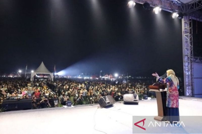 Sekda Provinsi Kaltim Sri Wahyuni menyapa masyarakat yang hadir Konser Rakyat Kaltim dalam rangka memeriahkan peringatan HUT ke 79 Kemerdekaan RI.( Adpim Pemprov Kaltim).