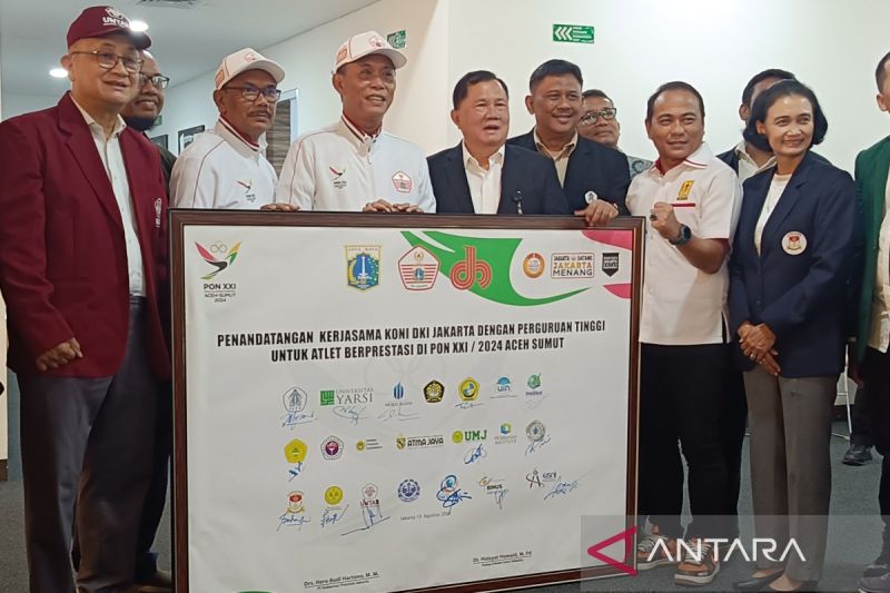 Ketum KONI DKI Jakarta Hidayat Humaid (kedua kiri) berfoto bersama dengan perwakilan universitas dan BUMD untuk kerja sama pemberian beasiswa bagi atlet Jakarta yang berprestasi dalam PON XXI Aceh-Sumut, JIS Velodrome, Jakarta, Senin (19/8/2024). ANTARA/Donny Aditra