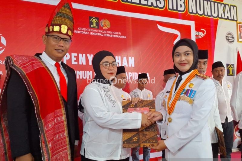 Ilustrasi - Bupati Nunukan Asmin Laura (kanan) menyerahkan surat pemberian remisi dari Negara kepada salah seorang perwakilan warga binaan Lapas Kelas II B Nunukan pada 17 Agustus 2024, tepat di hari ulang tahun Kemerdekaan Republik Indonesia di Lapas Kelas II B Nunukan. (ANTARA/HO-Dokpim Nunukan)