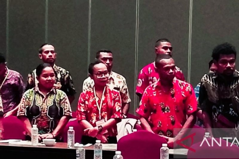 Pelaku usaha ekonomi kreatif orang asli Papua sektor pariwisata mengikuti pelatihan branding digitalisasi tahun 2024.ANTARA/Muhsidin