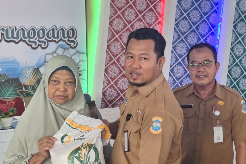 Asisten Administrasi Umum Pemkot Pangkalpinang Agusfendi saat menyerahkan bansos beras cadangan di Pangkalpinang, Senin. (ANTARA/HO-Mega)