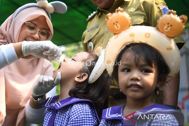 Ilustrasi: Petugas kesehatan memberikan vaksin polio kepada seorang anak pada Pekan Imunisasi Nasional (PIN) Polio di RPTRA Kenanga, Cideng, Jakarta, Selasa (23/7/2024). ANTARA FOTO/Akbar Nugroho Gumay/tom/aa.