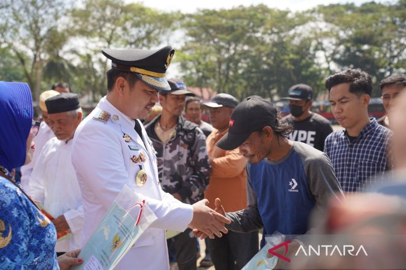 Pemkab Kolaka Timur Serahkan 55 Sertifikat PTSL Gratis ke Warga