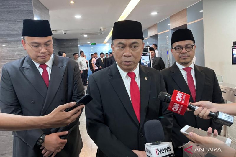 Menteri Komunikasi dan Informatika Budi Arie Setiadi (tengah), Wakil Menteri Komunikasi dan Informatika Nezar Patria (kanan) dan Wakil Menteri Komunikasi dan Informatika Angga Raka Prabowo dalam wawancara cegat di Gedung Kementerian Kominfo, Jakarta, Senin (19/8/2024). (ANTARA/Fathur Rochman)