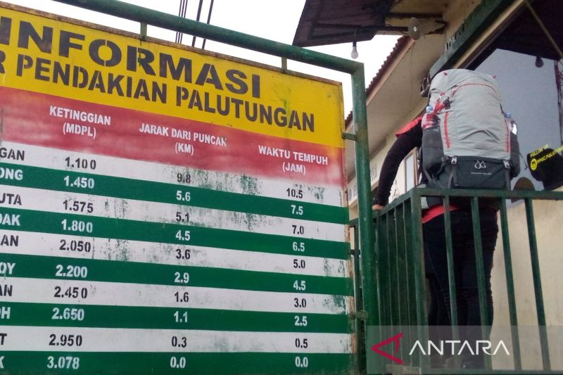 Ratusan Pendaki Jelajahi Gunung Ciremai saat HUT ke-79 RI