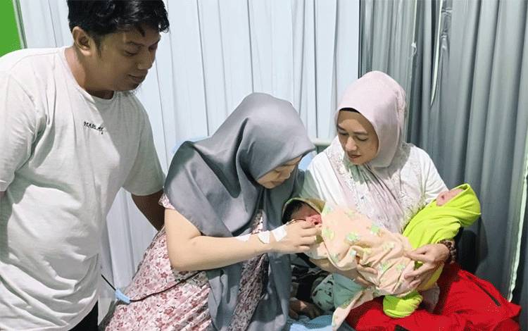 Bayi Kembar Lahir di Hari Kemerdekaan RI, ini Harapan Lurah Kalampangan