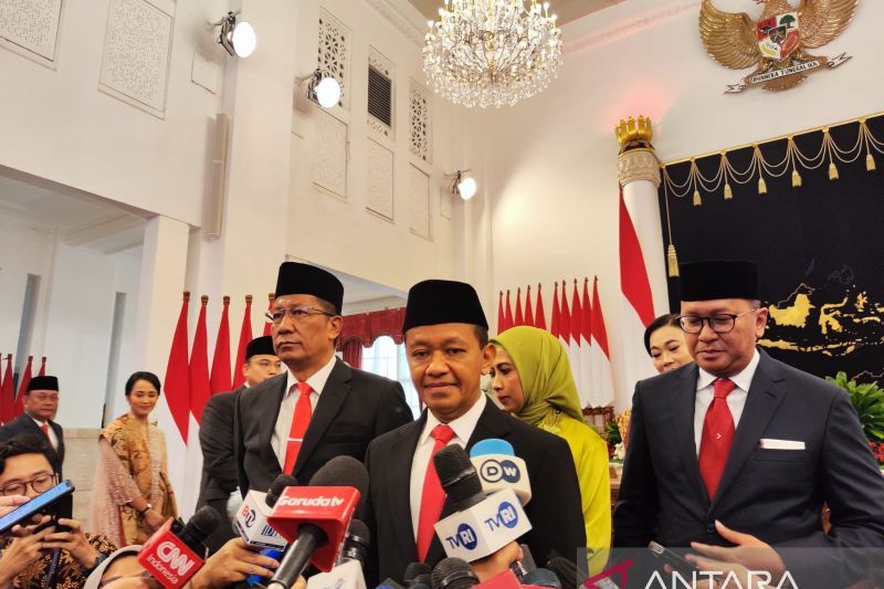 Bahlil Lahadalia (tengah) yang baru saja dilantik sebagai Menteri Energi dan Sumber Daya Mineral (ESDM) di Istana Negara Jakarta, Senin (19/8/2024). ANTARA/Mentari Dwi Gayati