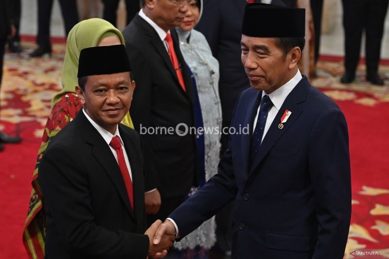 Presiden Joko Widodo (kanan) berjabat tangan dengan Menteri ESDM Bahlil Lahadalia (kiri) usai pelantikan di Istana Negara, Jakarta, Senin (19/8/2024). ANTARA FOTO/Sigid Kurniawan/rwa. (ANTARA FOTO/SIGID KURNIAWAN)