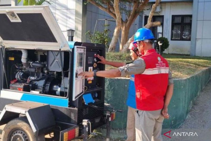 Petugas PLN UIW NTB melakukan pengecekan mesin genset mobile yang digunakan untuk menjaga keandalan pasokan listrik saat peringatan HUT ke-79 RI di Mataram, NTB, Sabtu (17/8/2024). (ANTARA/HO-PLN)