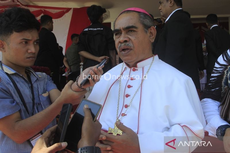 Uskup Agung Kupang Mgr Hironimus Pakaenoni ketika diwawancarai di Kupang. (ANTARA/Kornelis Kaha).