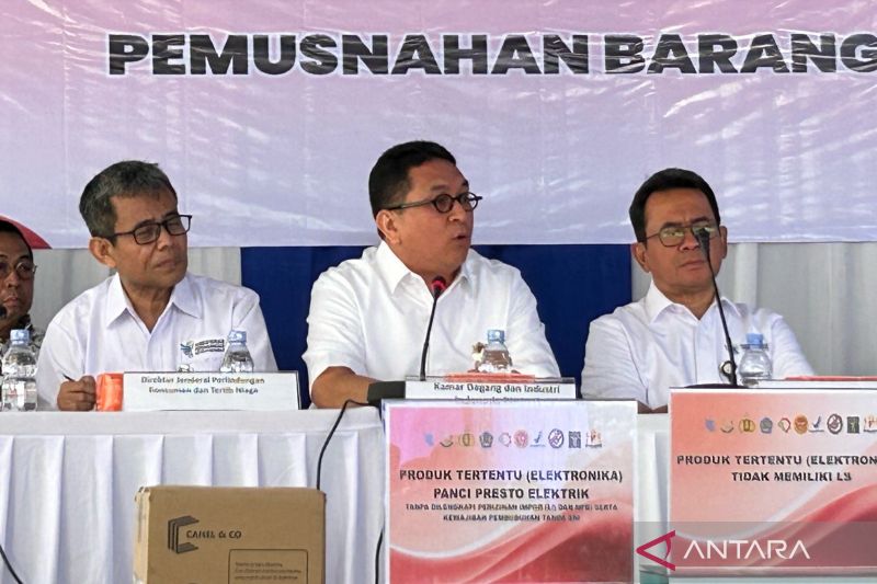 Wakil Ketua Umum Kamar Dagang dan Industri Indonesia (Kadin) Wisnu Pettalolo (Tengah) dalam jumpa pers ekspos temuan Satuan Tugas (Satgas) Pengawasan Terhadap Barang Tertentu yang Diberlakukan Tata Niaga Impor atau satgas impor ilegal di Kantor Kementerian Perdagangan, Jakarta, Senin (19/8/2024). (ANTARA/Maria Cicilia Galuh)