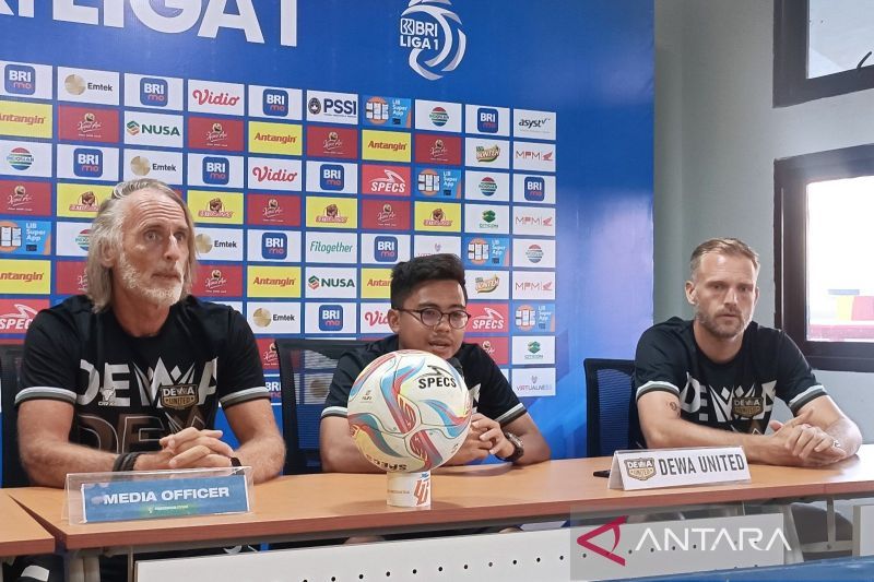 Pelatih Dewa United Jan Olde Riekerink (kiri) bersama penjaga gawang Dewa United Sonny Stevens memberi keterangan kepada wartawan saat konferensi pers di Stadion GBT Surabaya, Senin (15/4/2024). (ANTARA/Naufal Ammar Imaduddin)
