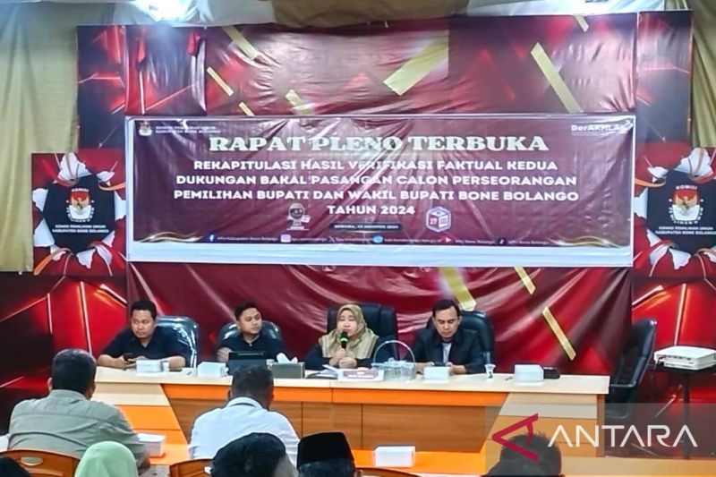 Suasana rapat pleno rekapitulasi hasil verifikasi faktual perbaikan kedua dukungan bakal pasangan calon perseorangan yang berlangsung di kantor KPU Bone Bolango. (ANTARA/HO-Zulkifli Polimengo)