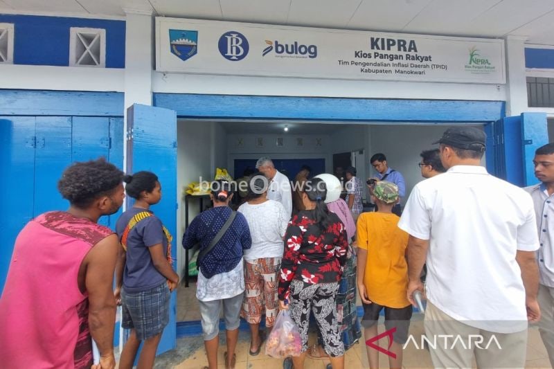 Warga masyarakat saat mengantre untuk membeli komoditas pangan di Kios Pangan Rakyat (KIPRA) hasil kolaborasi Pemkab Manokwari, BI Perwakilan Papua Barat, dan Perum Bulog Cabang Manokwari, di Pasar Wosi Manokwari, Senin (19/8/2024). ANTARA/Ali Nur Ichsan