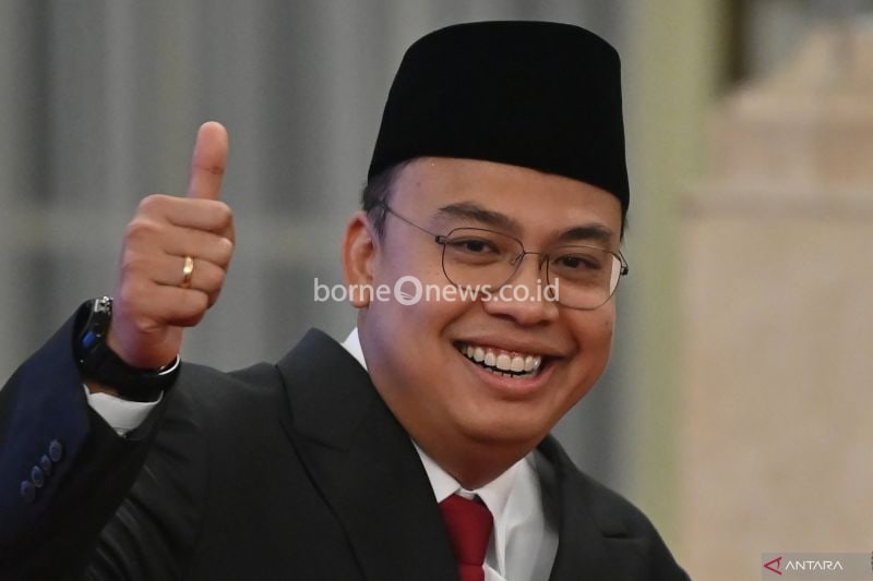 Angga Raka Prabowo gives a thumbs up before being inaugurated as Deputy Minister of Communication and Information at the State Palace in Jakarta on August 19, 2024. (ANTARA FOTO/Sigid Kurniawan/rwa)