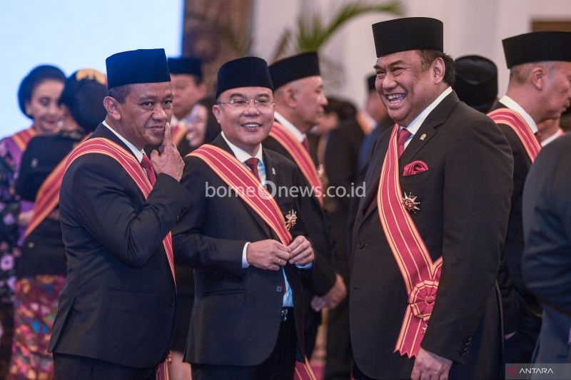 Dokumentasi - Menteri Investasi Bahlil Lahadalia (kiri) berbincang bersama Wakil Ketua DPR Rachmat Gobel (kanan) dan Sufmi Dasco Ahmad (tengah) saat menghadiri Upacara Penganugerahan Tanda Kehormatan di Istana Negara, Jakarta, Rabu (14/8/2024). ANTARA FOTO/Muhammad Adimaja
