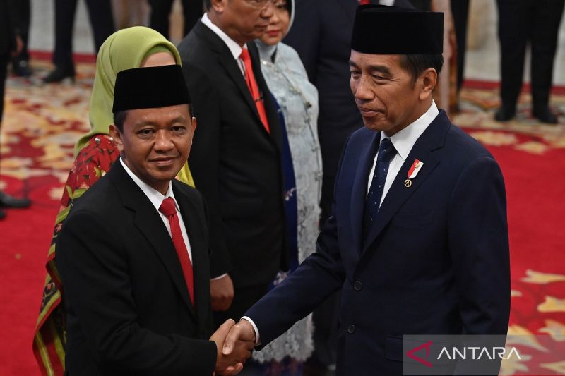 Bahlil Lahadalia (left) is appointed as Minister of Energy and Mineral Resources by President Joko Widodo (right) at the State Palace, Jakarta, on Monday (August 19, 2024). (ANTARA FOTO/Sigid Kurniawan/rwa/rst)