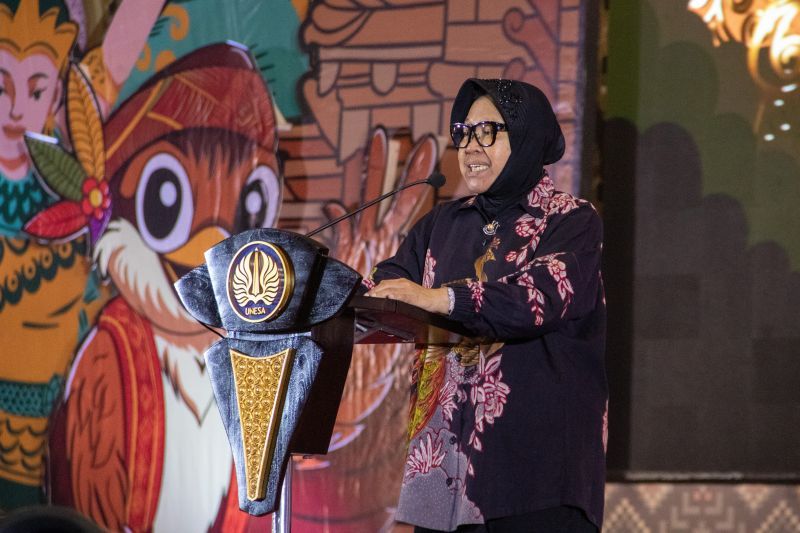 Menteri Sosial (Mensos) Tri Rismaharini saat melakukan orasi pada pengukuhan mahasiswa baru Universitas Negeri Surabaya, Senin (19/8/2024). ANTARA/HO-Humas Unesa.
