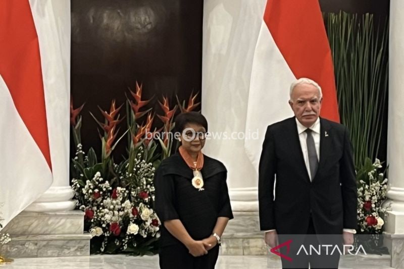 Menteri Luar Negeri RI Retno Marsudi (kiri) mengenakan penghargaan nasional Palestina Star of Merit of the Order of the State of Palestine usai menerimanya dari Penasihat Presiden Palestina untuk Urusan Luar Negeri Riyad Al-Maliki di Gedung Pancasila Kemlu RI, Jakarta, Senin (19/8/2024). ANTARA/Nabil lhsan.