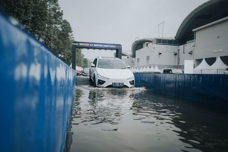 Mobil listrik NETA X digunakan untuk melalui jalan yang tergenang di area uji kendara GIIAS 2024. (ANTARA/HO NETA Auto Indonesia)