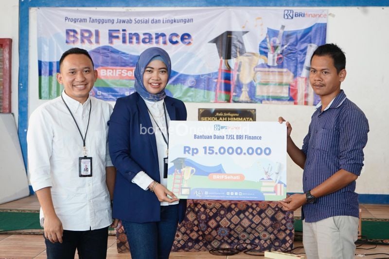 BRI Finance memberikan bantuan fasilitas pendidikan sebesar Rp15 juta kepada PKBM Himmata, Jakarta Utara, melalui program BRIFSehati. ANTARA/BRI Finance.