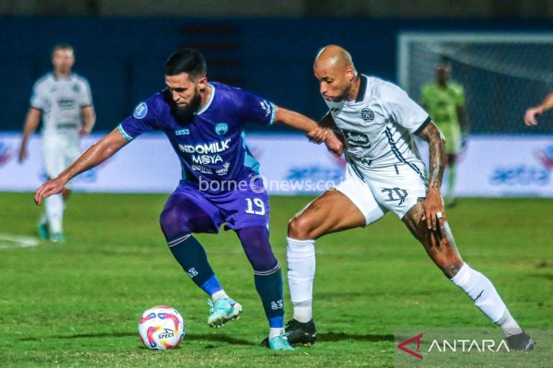 Pesepak bola Persija Jakarta Gustavo Dos Santos (kanan) berusaha merebut bola dari pesepak bola Persita Javlon Guseynov (kiri) saat pertandingan BRI Liga 1 di Stadion Sultan Agung, Bantul, D.I Yogyakarta, Minggu (18/8/2024). Pertandingan berakhir imbang tanpa gol. ANTARA FOTO/Andreas Fitri Atmoko/nym.