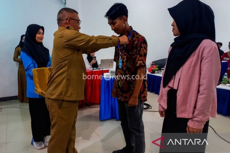 Pemasangan tanda peserta pelatihan geowisata oleh Asisten II Bidang Perekonomian. (ANTARA/Muhamad Nurman)