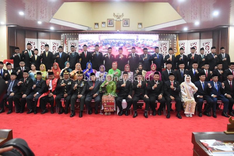 Wali Kota Bandarlampung Eva Dwiana berfoto bersama dengan anggota legislatif yang telah dilantik untuk masa bakti 2024-2029 di ruang rapat paripurna DPRD Kota Bandarlampung, Senin, (19/8/2024). (ANTARA/HO-Pemkot Bandarlampung)