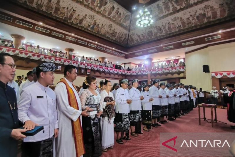 Pelantikan 45 anggota DPRD Kota Denpasar di Kantor DPRD Kota Denpasar, Senin (19/8/2024). ANTARA/Ni Luh Rhismawati.