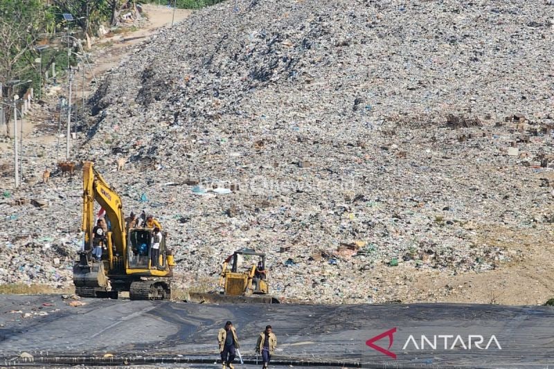 Upaya Pemadaman Kebakaran di TPA Jatibarang Semarang Berhasil