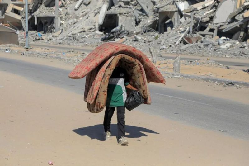 Warga Palestina mengungsi dari kompleks apartemen Hamad Residential City di sebelah barat laut Kota Khan Younis, Jalur Gaza selatan, pada 16 Agustus 2024. (Xinhua/Rizek Abdeljawad)