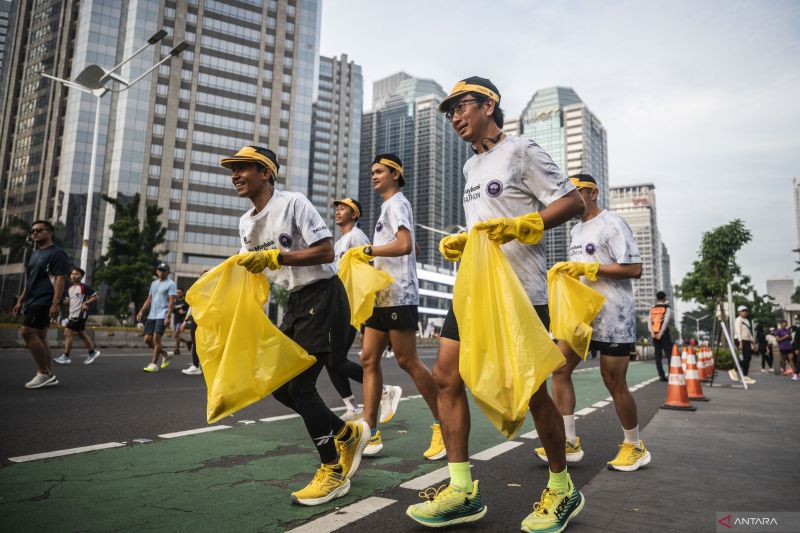 Project Director Maybank Marathon Widya Permana (kanan) berlari santai dalam acara kick of road to Maybank Marathon 2024 di Jalan Jenderal Sudirman, Senayan, Jakarta, Minggu (12/5/2024). PT Bank Maybank Indonesia Tbk memulai Road to Maybank Marathon 2024 dengan mengusung aspek keberlanjutan sebagai persiapan kegiatan ajang lomba lari internasional Maybank Marathon 2024 di Bali pada 25 Agustus 2024 yang mengedepankan kesehatan dan keselamatan bagi seluruh peserta lari. ANTARA FOTO/Aprillio Akbar