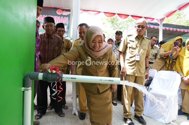 Bupati Sleman Kustini Sri Purnomo meresmikan secara simbolis bangunan fasilitas irigasi air tanah dangkal di Dusun Degolan, Umbulmartani, Ngemplak, Senin (19/8/2024). ANTARA/HO-Bagian Prokopim Setda Sleman