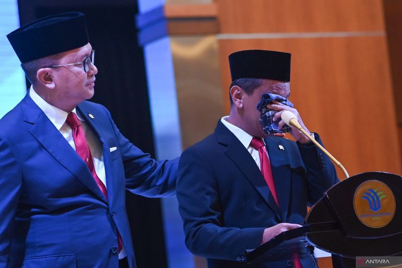 Menteri Investasi/Kepala Badan Koordinasi Penanaman Modal (BKPM) Rosan Roeslani (kiri) menenangkan pejabat lama Menteri Investasi/Kepala BKPM Bahlil Lahadalia (kanan) yang menangis saat pidato dalam upacara serah terima jabatan (Sertijab) di Kantor Kementerian Investasi/BKPM, Jakarta, Senin (19/8/2024). (ANTARA FOTO/ADITYA PRADANA PUTRA)