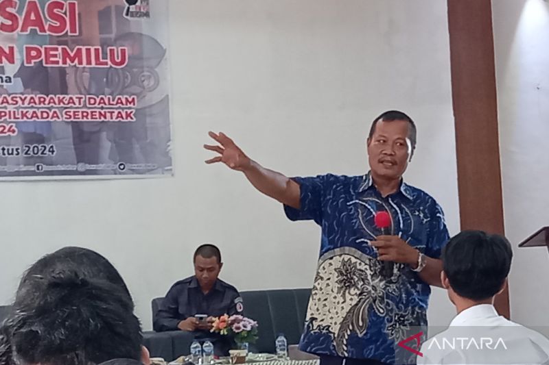 Penggiat Pemilu Babel Firman TB Pardede memberikan materi pada kegiatan sosialisasi pengawasan partisipatif yang digelar Bawaslu Kabupaten Bangka Barat kepada kelompok masyarakat, pemuda dan wartawan untuk mendukung pelaksanaan Pilkada 2024. ANTARA/ Donatus Dasapurna.