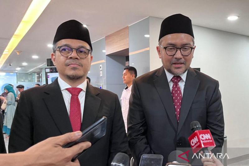 Director General of Public Information and Communication of the Ministry of Communication and Informatics, Prabu Revolusi (right), and Deputy Minister of Communication and Informatics Nezar Patria in a doorstop interview in Jakarta on August 19, 2024. (ANTARA/Fathur).