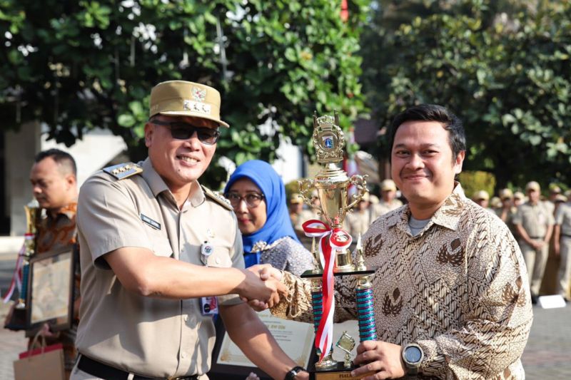 Wali Kota Jakarta Pusat Dhany Sukma memberikan penghargaan ke RT dan RW terbaik di lomba tertib administrasi kependudukan tingkat Kota Jakarta Pusat tahun 2024 di Kantor Walikota Jakarta Pusat, Senin (19/8/2024). (ANTARA/HO-Pemerintah Kota Jakarta Pusat)