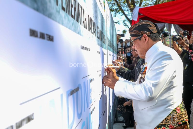 Penjabat Gubernur Jawa Tengah Nana Sudjana saat menandatangani deklarasi Desa Bersih Narkoba (Bersinar) di sela upacara Hari Jadi Ke-79 Provinsi Jateng di Lapangan Pancasila, Kota Salatiga, Jateng, Senin (19/8/2024). ANTARA/HO-Pemprov Jateng