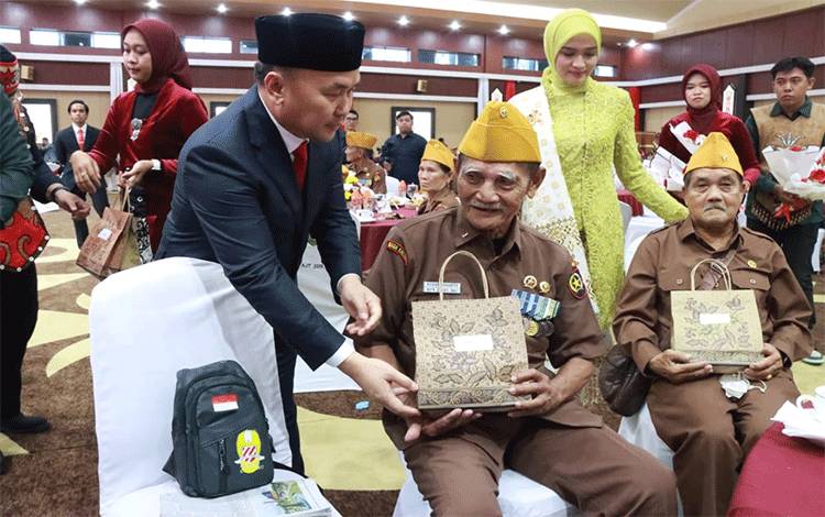 Gubernur Kalimantan Tengah (Kalteng), Sugianto Sabran bersama Ketua TP-PKK Kalteng, Ivo Sugianto Sabran saat memberi tali asih kepada veteran di Palangka Raya, baru baru ini. (FOTO: RIZAL/ASEF)