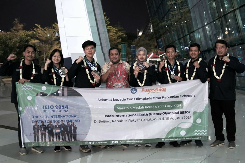 Sebanyak empat siswa Indonesia yang tergabung dalam Tim Olimpiade Ilmu Kebumian Indonesia berhasil menyabet tiga medali perak dan lima medali perunggu pada ajang International Earth Science Olympiad (IESO) ke-17 di Jakarta pada Senin (19/8/2024). (ANTARA/HO-BKHM Kemendikbudristek)