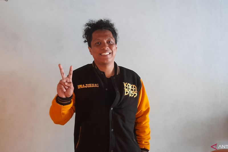 Sutradara sekaligus penulis film "Kaka Boss" Arie Kriting berpose dalam sesi wawancara khusus di Pasar Minggu, Jakarta Selatan, Senin (19/8/2024). (ANTARA/Vinny Shoffa Salma)