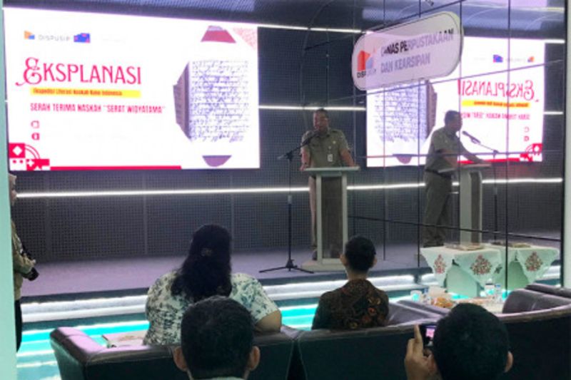Kepala Dinas Perpustakaan dan Kearsipan (Dispusip) Provinsi DKI Jakarta menerima naskah kuno berjudul "Serat Widyatama" di Jakarta, Senin (19/8/2024). ANTARA/HO-Pemprov DKI Jakarta