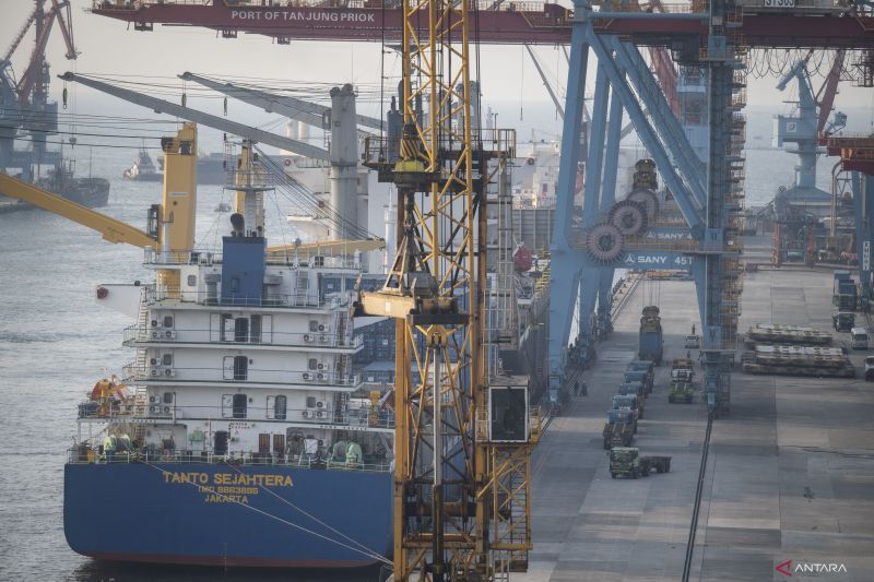 Suasana bongkar muat peti kemas di Pelabuhan Jakarta International Container Terminal (JICT), Tanjung Priok, Jakarta, Senin (15/7/2024). ANTARA FOTO/ERLANGGA BREGAS PRAKOSO