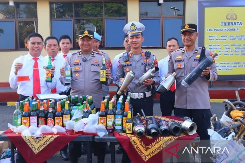 Polres Cianjur, Jawa Barat, mengamankan ratusan knalpot bising dan ratusan botol minuman keras dalam kegiatan rutin yang ditingkatkan selama satu pekan terakhir. ANTARA/Ahmad Fikri.