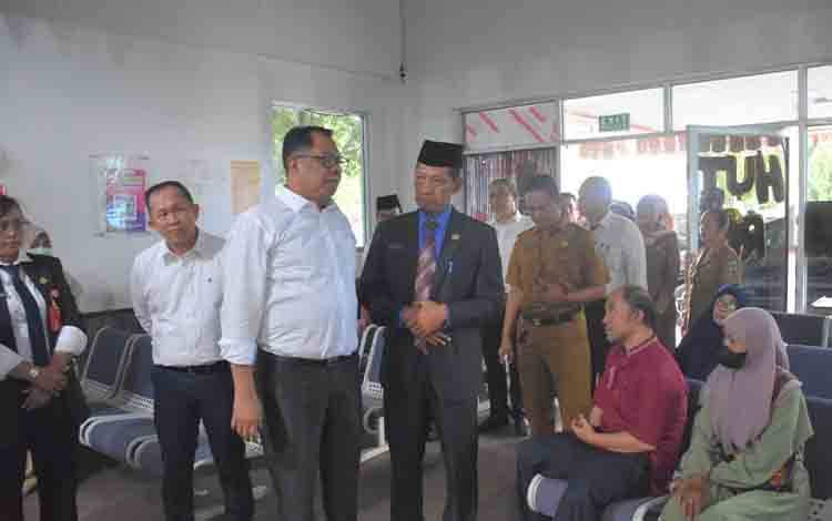 Pj Bupati Kapuas, Darliansjah saat kunjungi RSUD dr. H. Soemarno Sosroatmodjo Kuala Kapuas, Senin, 19 Agustus 2024. (FOTO: IST)