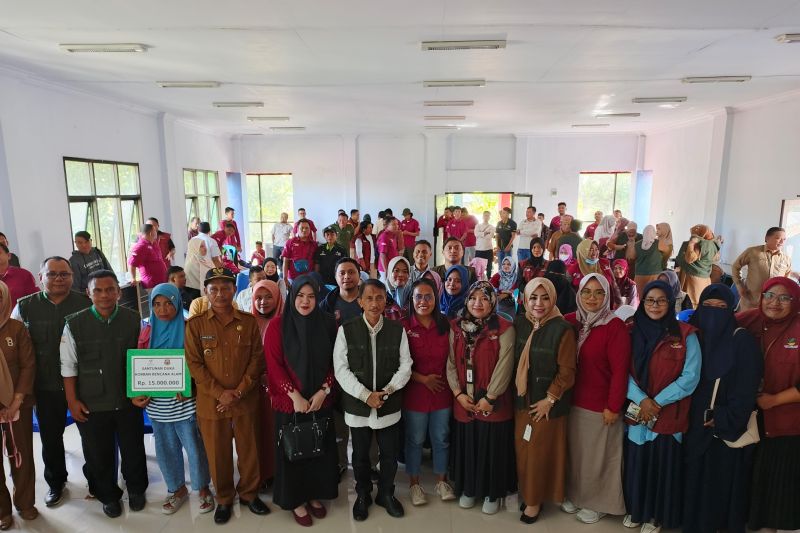 Bupati Gorontalo Nelson Pomalingo (tengah) berfoto bersama anggota Program Keluarga Harapan (PKH) dan Tenaga Kesejahteraan Sosial Kecamatan (TKSK) di Kabupaten Gorontalo, Gorontalo, Senin (19/8/2024). ANTARA/HO-Diskominfo Kabupaten Gorontalo