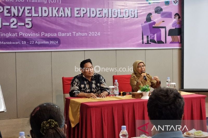 Kepala Bidang P2P Dinkes Provinsi Papua Barat dr Nurmawati (kanan) saat membuka kegiatan pelatihan penyelidikan epidemiologi malaria di Manokwari, Senin (19/8/2024). (ANTARA/Fransiskus Salu Weking)