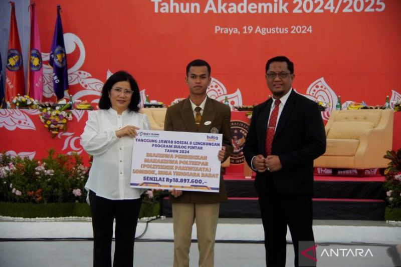 Direktur Transformasi dan Hubungan Kelembagaan Perum Bulog Sonya Mamoriska (kiri) bersama Direktur Poltekpar Lombok Dr Ali Muhtasom (kanan) menyerahkan beasiswa kepada salah seorang mahasiswa di kampus Poltekpar Lombok, Lombok Tengah, NTB, Senin (19/8/2024). (ANTARA/Wal)