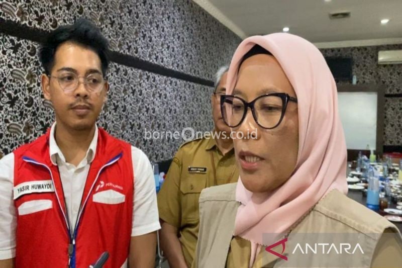 Pj Wali Kota Palangka Raya Hera Nugrahayu saat diwawancarai awak media terkait aplikasi MyPertamina di Palangka Raya, Kalteng, Senin (19/8/2024). ANTARA/Adi Wibowo